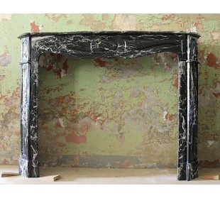 Caminetto antico barocco scolpito in marmo Marquinia: nero con venature bianche