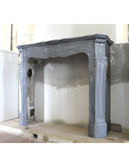 069 CAMINO ANTICO LUIGI XV "POMPADOUR GALBÉ" SCOLPITO IN MARMO BLEU TURQUIN