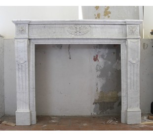 Camino antico Luigi XVI scolpito in marmo bianco di Carrara, proveniente da Parigi
