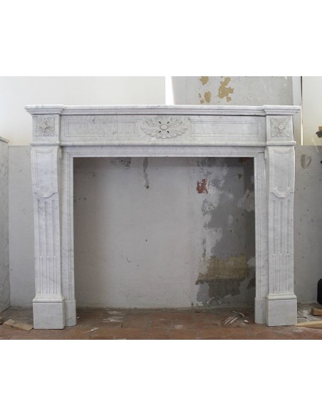 Camino antico Luigi XVI scolpito in marmo bianco di Carrara, proveniente da Parigi