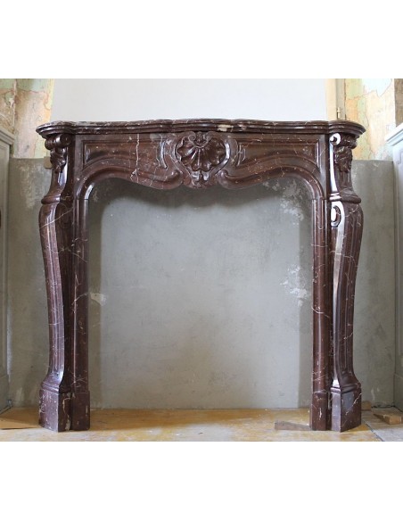 Camino antico barocco in marmo Rosso Francia. Una cornice in marmo da camino molto elegante, e autentica.