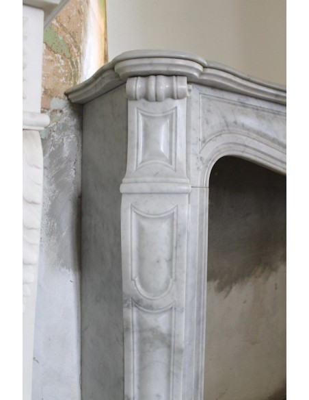 042 CAMINO LUIGI XV "POMPADOUR PIED GALBÉ" SCOLPITO IN MARMO CARRARA VENATO