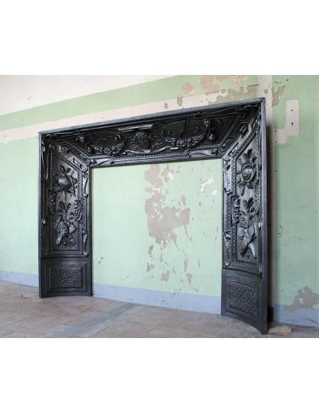 007 GH GIGANTESCA ANTICA CORNICE PER FOCOLARE IN GHISA D'ARTE
