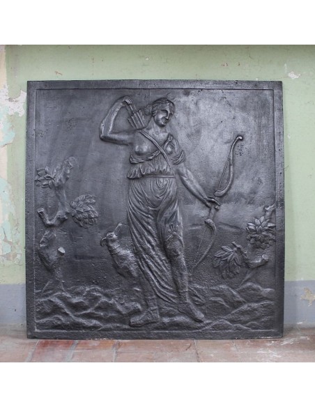101 MONUMENTALE PIASTRA IN GHISA D'ARTE DI RAFFIGURANTE  DIANA, DEA DELLA CACCIA