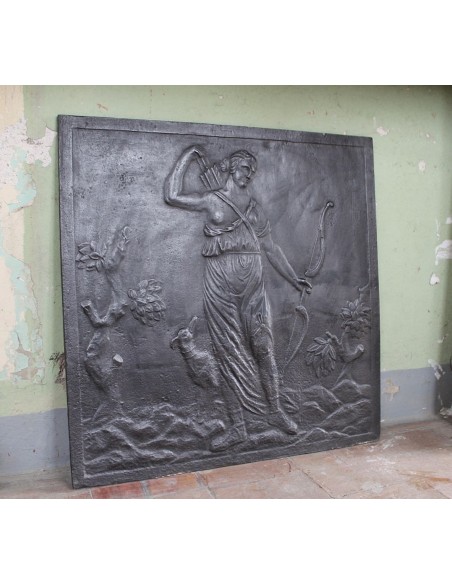 101 MONUMENTALE PIASTRA IN GHISA D'ARTE DI RAFFIGURANTE  DIANA, DEA DELLA CACCIA