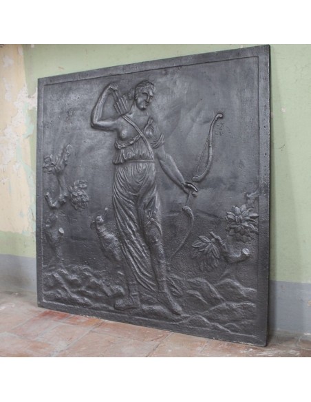 101 MONUMENTALE PIASTRA IN GHISA D'ARTE DI RAFFIGURANTE  DIANA, DEA DELLA CACCIA