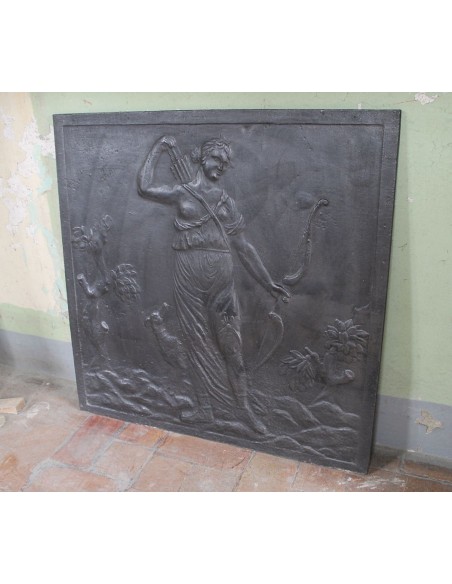 101 MONUMENTALE PIASTRA IN GHISA D'ARTE DI RAFFIGURANTE  DIANA, DEA DELLA CACCIA