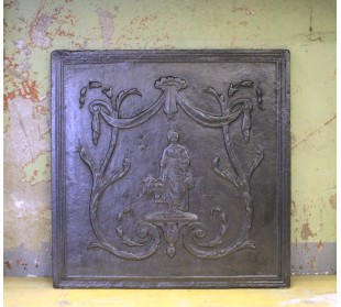 124 PIASTRA MEDIO-GRANDE IN GHISA ARTISTICA CON DECORI...