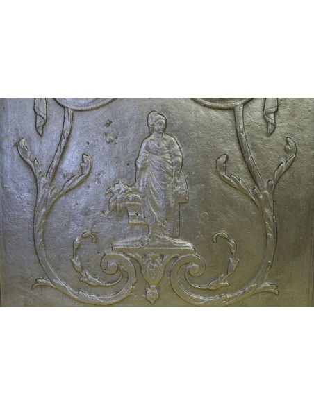 124 PIASTRA MEDIO-GRANDE IN GHISA ARTISTICA CON DECORI FOGLIACEI E FLOREALI