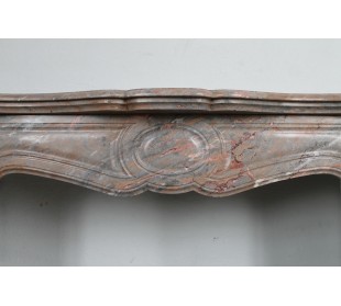 Caminetto d'epoca ottocentesca "Pied Galbé" scolpito in mamro Rosa Duquesa, con toni molto simili al marmo Sarrancolin 2