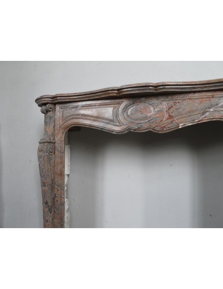 034 CAMINETTO LUIGI XV "POMPADOUR PIED GALBÉ" SCOLPITO IN MARMO ROSA DUQUESA