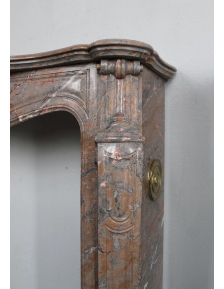 034 CAMINETTO LUIGI XV "POMPADOUR PIED GALBÉ" SCOLPITO IN MARMO ROSA DUQUESA