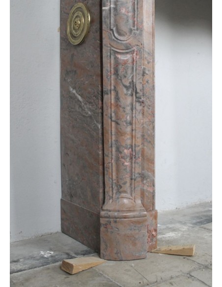 034 CAMINETTO LUIGI XV "POMPADOUR PIED GALBÉ" SCOLPITO IN MARMO ROSA DUQUESA