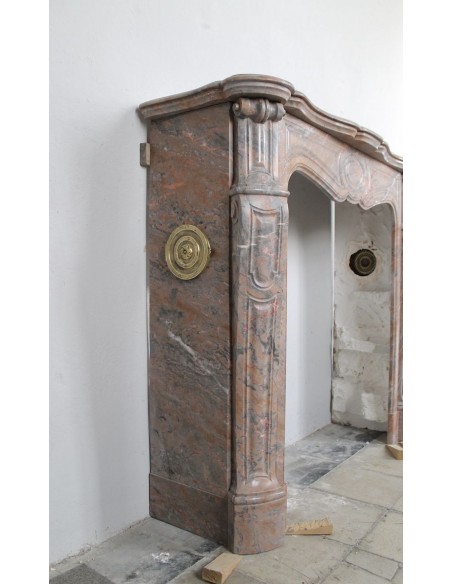 034 CAMINETTO LUIGI XV "POMPADOUR PIED GALBÉ" SCOLPITO IN MARMO ROSA DUQUESA