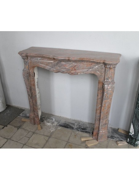 034 CAMINETTO LUIGI XV "POMPADOUR PIED GALBÉ" SCOLPITO IN MARMO ROSA DUQUESA