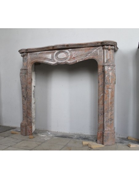 034 CAMINETTO LUIGI XV "POMPADOUR PIED GALBÉ" SCOLPITO IN MARMO ROSA DUQUESA