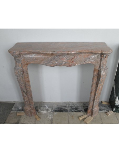 034 CAMINETTO LUIGI XV "POMPADOUR PIED GALBÉ" SCOLPITO IN MARMO ROSA DUQUESA