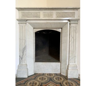 Caminetto in marmo d'epoca Liberty scolpito in marmo di Carrara . Questa cornice può essere montata ad angolo. 2