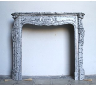 Camino antico in marmo grigio fiorito, d'epoca ottocentesca. Questo caminetto è autentico.