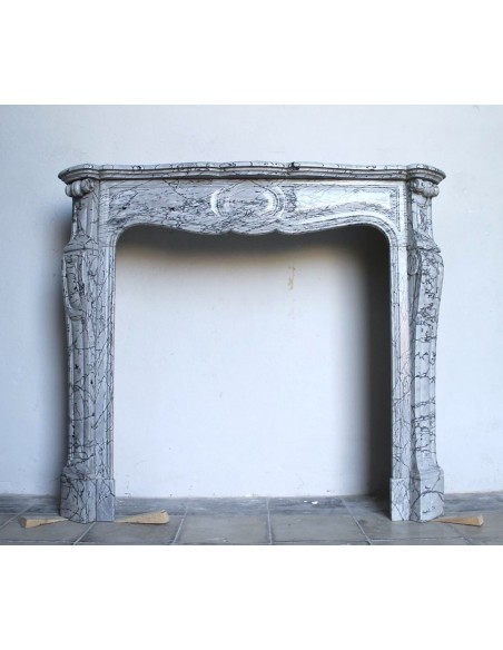 Camino antico in marmo grigio fiorito, d'epoca ottocentesca. Questo caminetto è autentico.