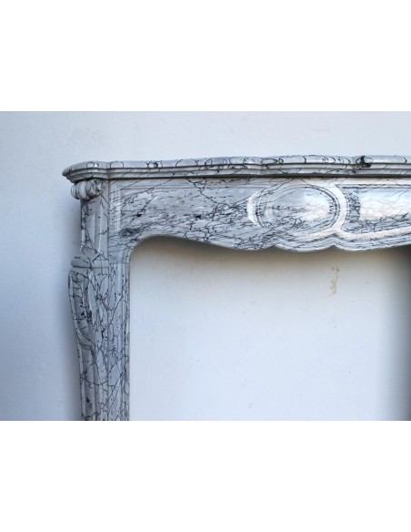 058 CAMINO ANTICO LUIGI XV POMPADOUR "PIED GALBÉ" SCOLPITO IN ELEGANTE MARMO BLEU FLEURI