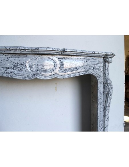 058 CAMINO ANTICO LUIGI XV POMPADOUR "PIED GALBÉ" SCOLPITO IN ELEGANTE MARMO BLEU FLEURI