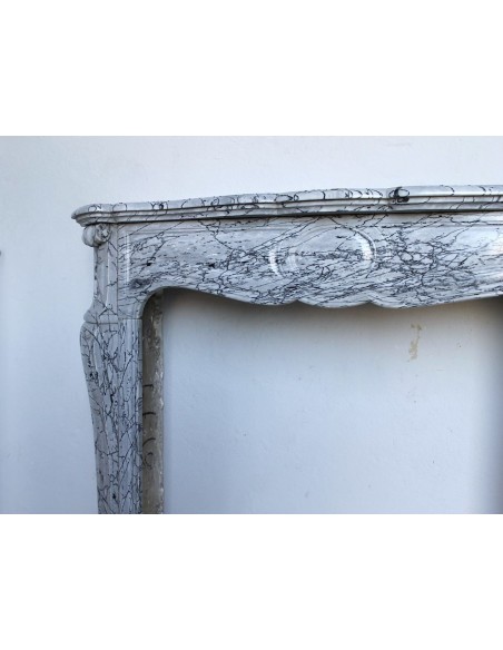 058 CAMINO ANTICO LUIGI XV POMPADOUR "PIED GALBÉ" SCOLPITO IN ELEGANTE MARMO BLEU FLEURI