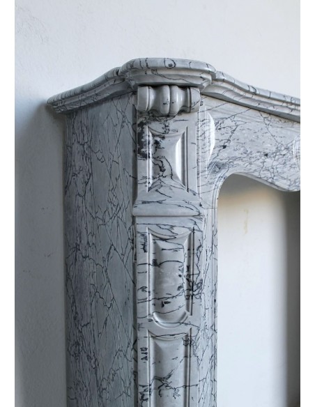 058 CAMINO ANTICO LUIGI XV POMPADOUR "PIED GALBÉ" SCOLPITO IN ELEGANTE MARMO BLEU FLEURI