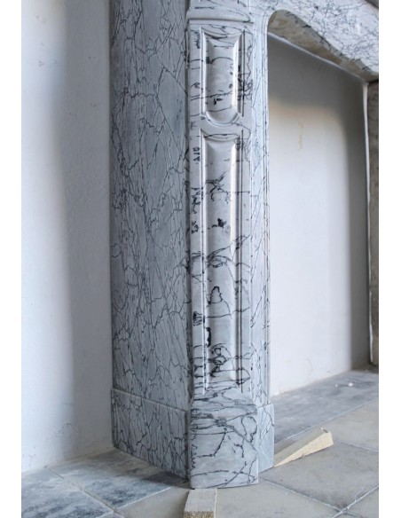 058 CAMINO ANTICO LUIGI XV POMPADOUR "PIED GALBÉ" SCOLPITO IN ELEGANTE MARMO BLEU FLEURI