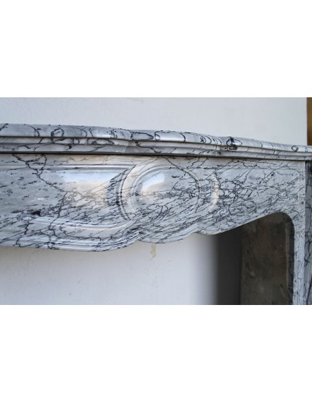 058 CAMINO ANTICO LUIGI XV POMPADOUR "PIED GALBÉ" SCOLPITO IN ELEGANTE MARMO BLEU FLEURI