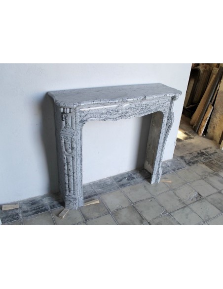 058 CAMINO ANTICO LUIGI XV POMPADOUR "PIED GALBÉ" SCOLPITO IN ELEGANTE MARMO BLEU FLEURI