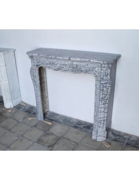 058 CAMINO ANTICO LUIGI XV POMPADOUR "PIED GALBÉ" SCOLPITO IN ELEGANTE MARMO BLEU FLEURI