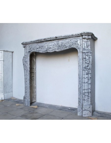 058 CAMINO ANTICO LUIGI XV POMPADOUR "PIED GALBÉ" SCOLPITO IN ELEGANTE MARMO BLEU FLEURI