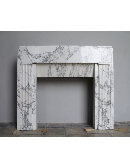 Camino d'epoca art deco scolpito in marmo bianco arabescato Carrara.