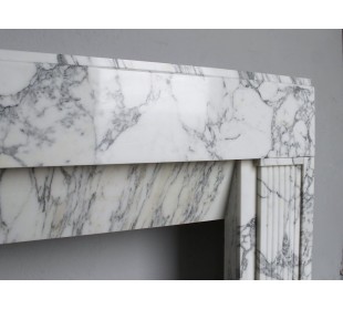 Camino d'epoca art deco scolpito in marmo bianco arabescato Carrara. 2