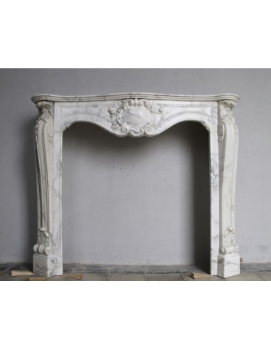 Cornice da caminetto d'epoca e stile Liberty (Art Nouveau) scolpita in un fascinoso marmo Calacatta venato.