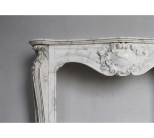 Cornice da caminetto d'epoca e stile Liberty (Art Nouveau) scolpita in un fascinoso marmo Calacatta venato. 2