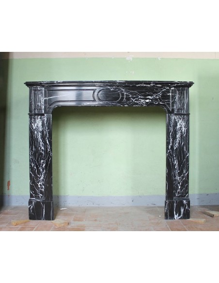 Camino antico in marmo nero Marquinia, essenziale nelle linee ed elegantissimo con le sue venature.