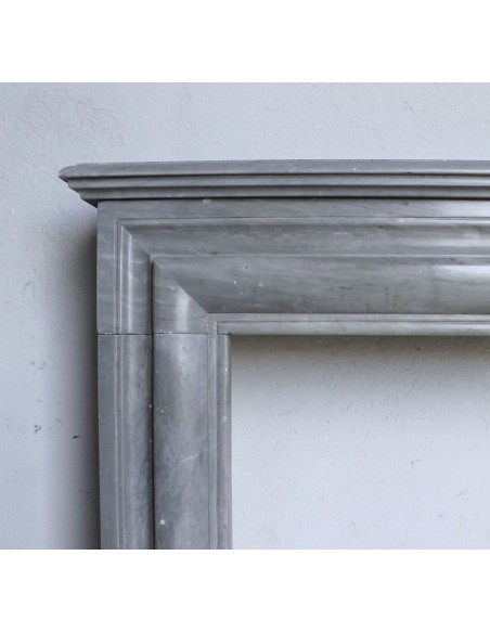 304 CAMINETTO LUIGI XIV "BOUDIN CARRÉ" SCOLPITO IN MARMO BLEU TURQUIN