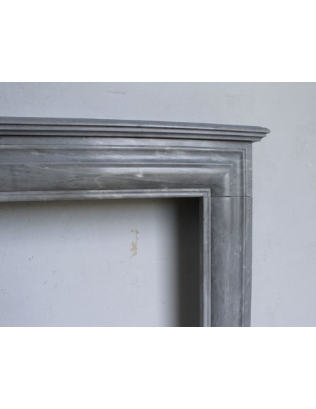 304 CAMINETTO LUIGI XIV "BOUDIN CARRÉ" SCOLPITO IN MARMO BLEU TURQUIN