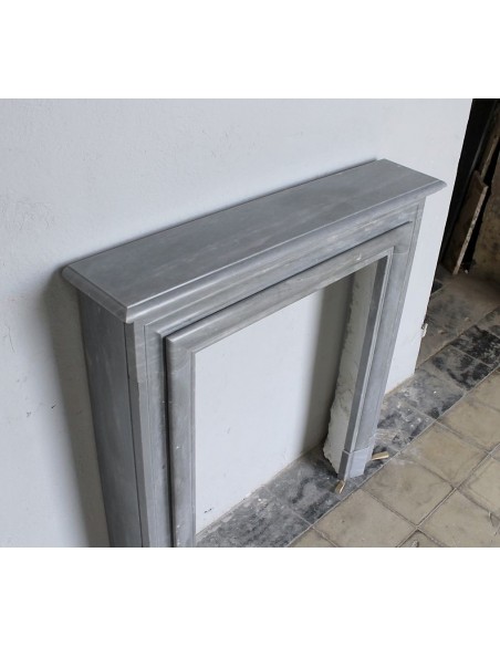 304 CAMINETTO LUIGI XIV "BOUDIN CARRÉ" SCOLPITO IN MARMO BLEU TURQUIN