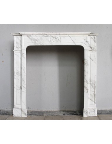 Camino antico "Parisienne" in marmo bianco di Carrara con belle e ben distribuite venature grigie a contrasto.