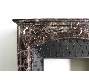 Camino antico in marmo rosso Levanto, provvisto di controcuore d'origine in ghisa artistica. 2