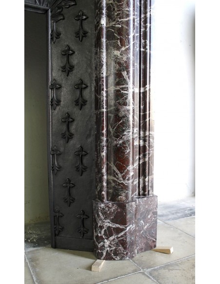 311 CAMINO "BOUDIN ARRONDI" IN FASCINOSO MARMO ROSSO LEVANTO, PROVVISTO DEL CONTROCUORE D'ORIGINE