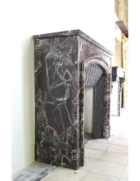 311 CAMINO "BOUDIN ARRONDI" IN FASCINOSO MARMO ROSSO LEVANTO, PROVVISTO DEL CONTROCUORE D'ORIGINE