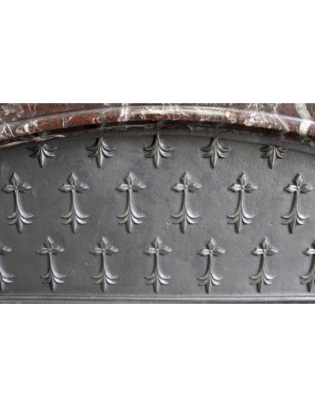 311 CAMINO "BOUDIN ARRONDI" IN FASCINOSO MARMO ROSSO LEVANTO, PROVVISTO DEL CONTROCUORE D'ORIGINE