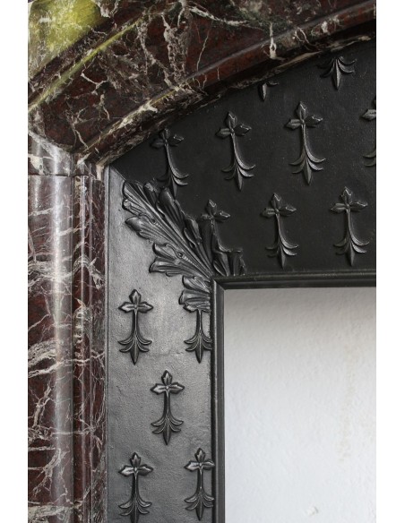 311 CAMINO "BOUDIN ARRONDI" IN FASCINOSO MARMO ROSSO LEVANTO, PROVVISTO DEL CONTROCUORE D'ORIGINE