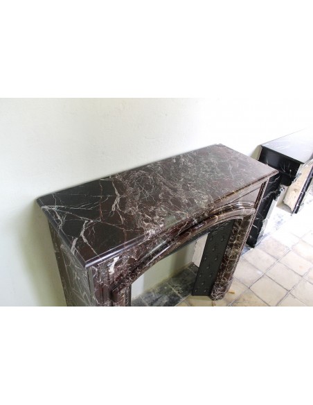 311 CAMINO "BOUDIN ARRONDI" IN FASCINOSO MARMO ROSSO LEVANTO, PROVVISTO DEL CONTROCUORE D'ORIGINE