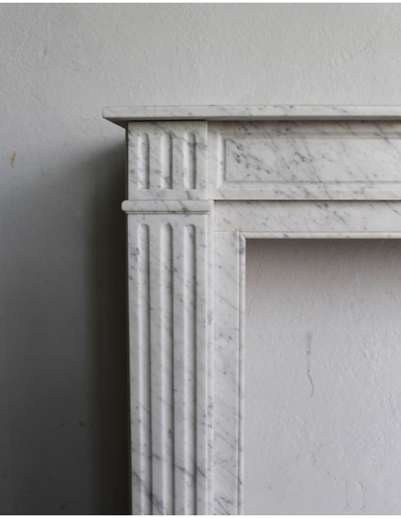 220 CAMINETTO LUIGI XVI "CANNELURE" IN PICCOLA MISURA SCOLPITO IN MARMO BIANCO CARRARA