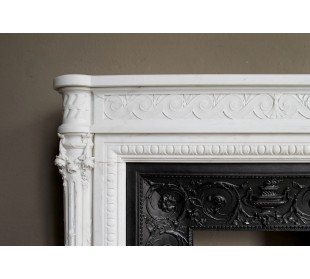 Grande ed eccezionale camino antico in marmo bianco di stile Neoclassico. Al camino può essere abbinato il controcuore in ghisa. 2